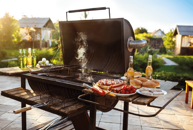 Halten Sie Ihren Grill mit unseren Reinigungstipps und -tricks makellos und genießen Sie einen perfekten Sommer in Ihrem Garten