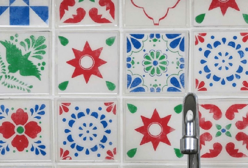 An original backsplash with hydraulic tiles