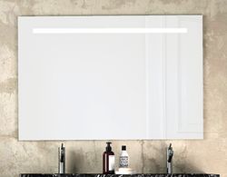 Rechteckiger Badezimmerspiegel mit LED-Lichtleiste